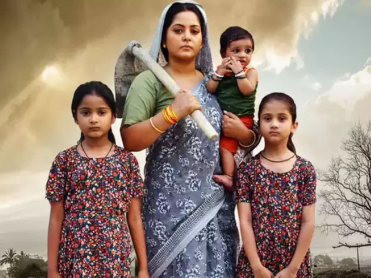 अंजना सिंह की नई फिल्म का पोस्टर देख रह जाएंगे दंग, एक हाथ में कुदाल, दूसरे में बेटा और पास में खड़ी है मासूम लड़की