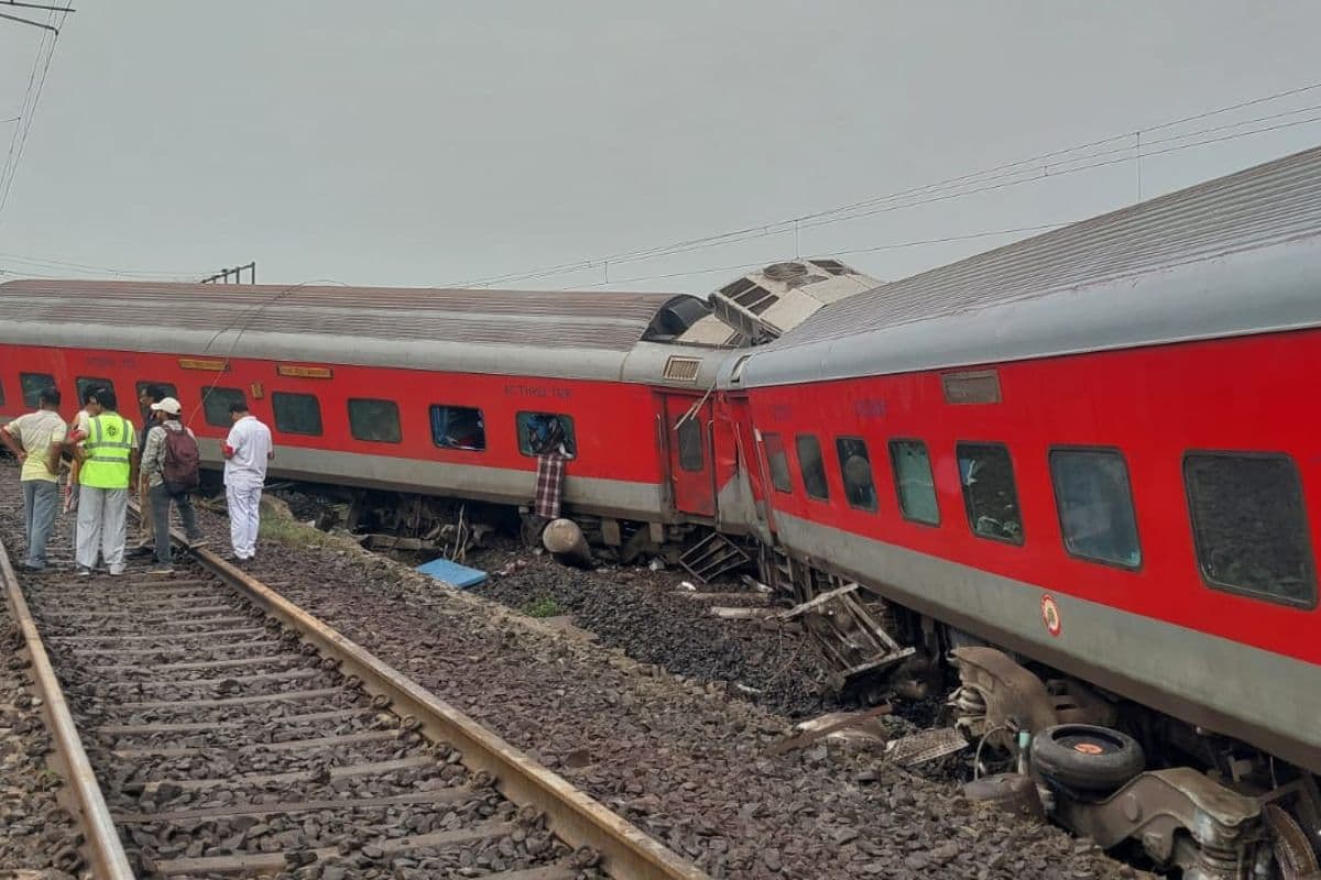 Jharkhand Train Accident Live : रेल हादसे के बाद 7 ट्रेन रद्द, 4 शॉर्ट टर्मिनेट, 17 डायवर्ट रूट से चलाई गयीं