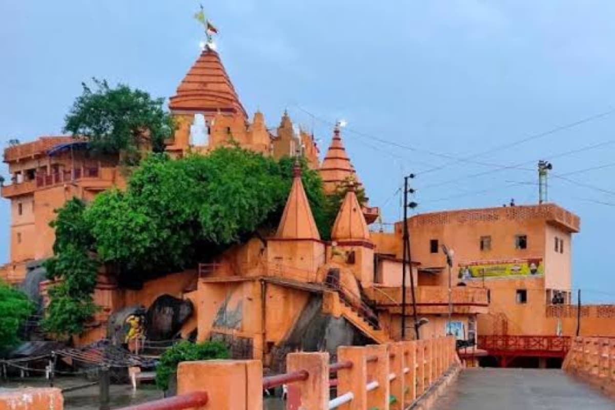 Bihar Tourism: गंगा के तट पर बसे दुर्लभ शिव मंदिर का है बैद्यनाथ धाम से नाता