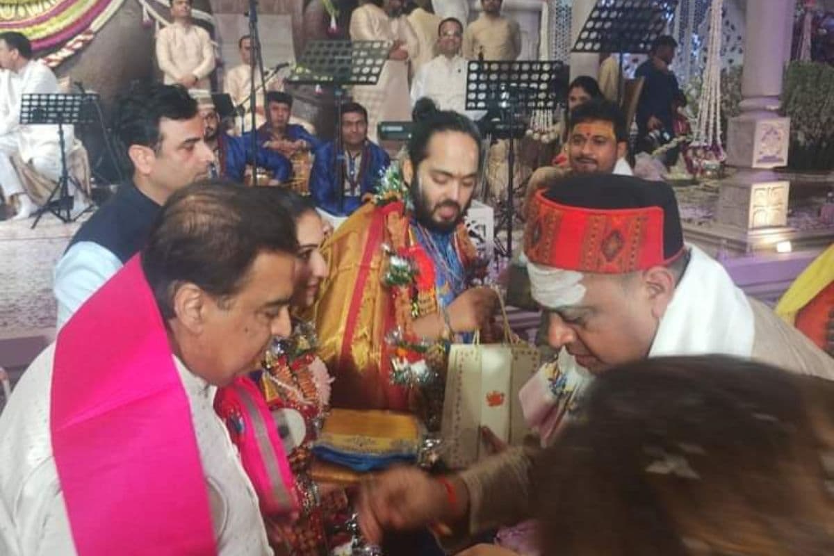 Anant Ambani Wedding: अनंत-राधिका को आशीर्वाद देने मुंबई पहुंचे देवघर के पुरोहित, बाबा नगरी आने का दिया न्योता