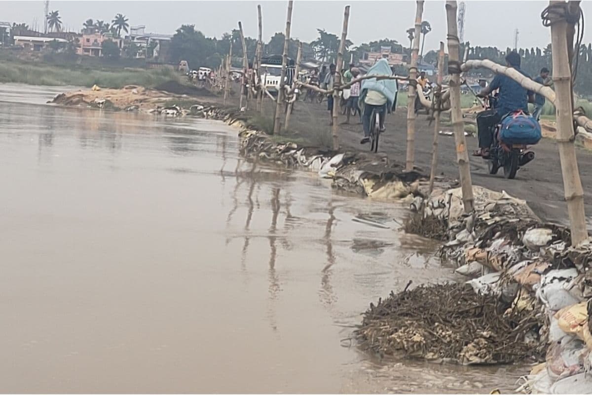 पानागढ़ में अजय नदी का जलस्तर बढ़ने से दरका अस्थायी सेतु, फिर भी गुजर रहे भारी वाहन