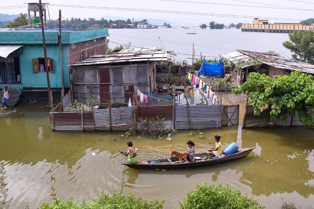 Assam Floods: असम में बाढ़ से अबतक 72 लोगों की मौत, मानसून ने मुंबई में मचाई तबाही, स्कूल बंद