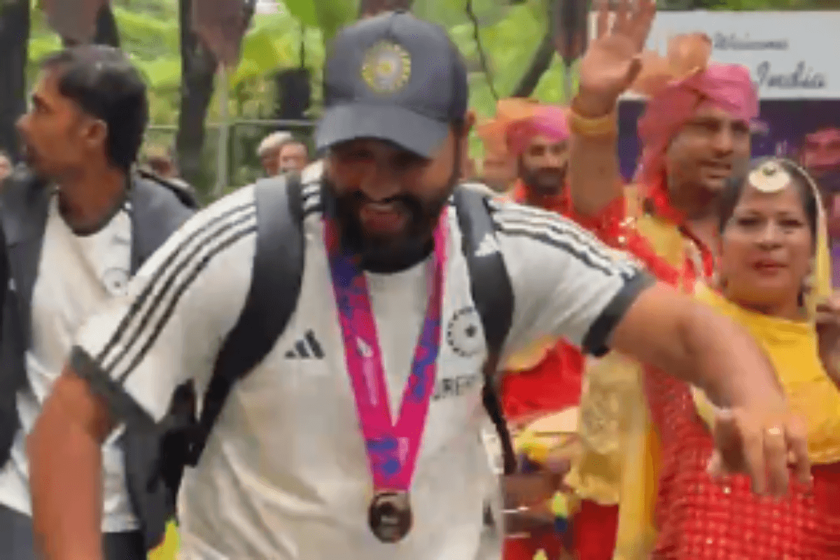 वतन लौटकर रोहित और सूर्या ने किया भांगड़ा, देखें वीडियो