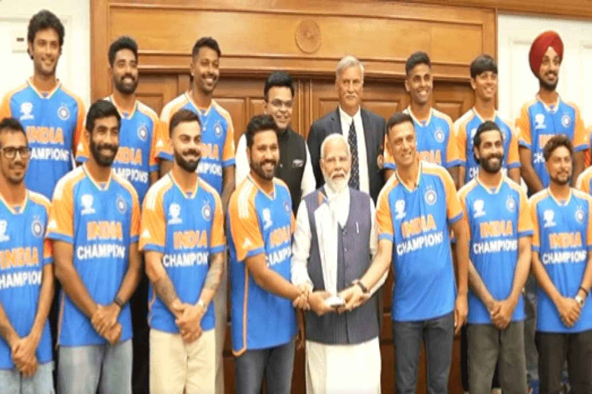पीएम मोदी से मिली टीम इंडिया, थोड़ी देर में होगी मुंबई रवाना