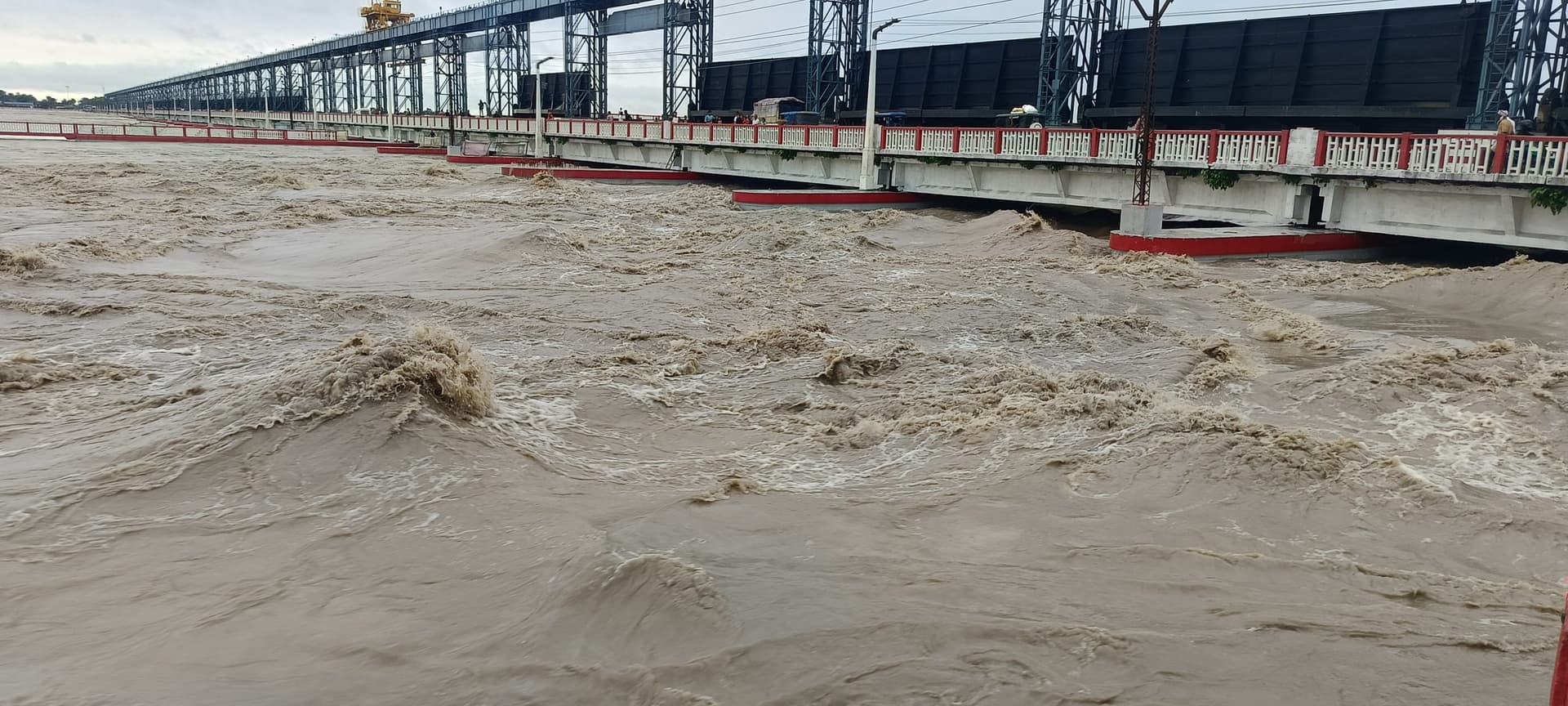 Bihar Flood: गंडक बराज से छोड़ा गया तीन लाख 42 हजार क्यूसेक पानी, दियारा इलाका डूबा