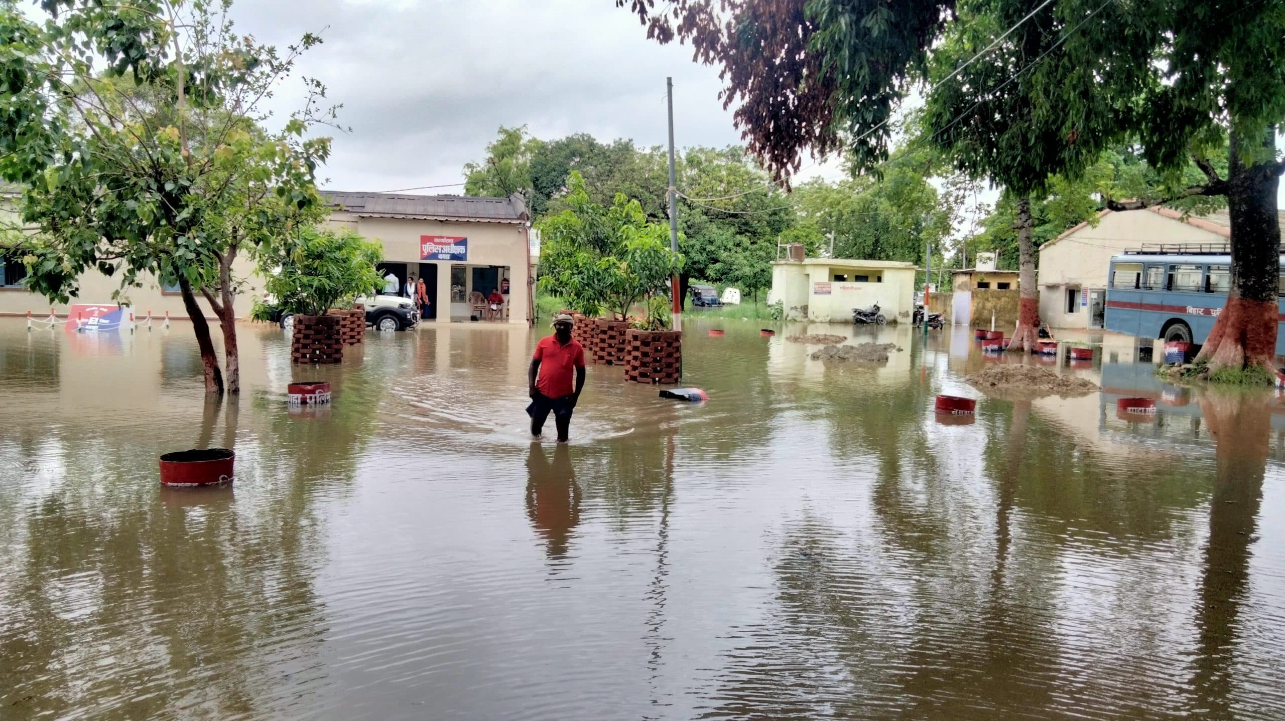 Bihar Flood: बगहा में बारिश से पहाड़ी नदियां उफनायीं, दर्जनों गांवों में घुसा पानी...