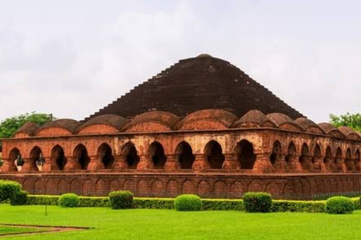 West Bengal Tourism: बालूचरी साड़ियों के लिए मशहूर है बिष्णुपुर शहर, जानिए क्यों है खास
