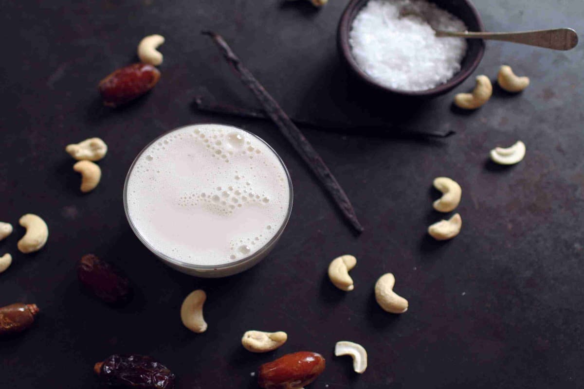 Milk With Cashew: दूध में 5 काजू डालकर खाने के ये हैं सबसे बड़े फायदे