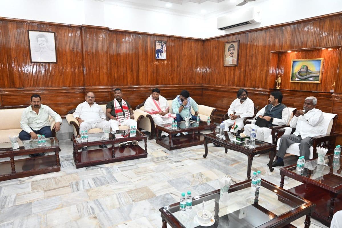 Jharkhand Politics: विधायक दल की बैठक में नाराज दिखे सीएम चंपाई सोरेन