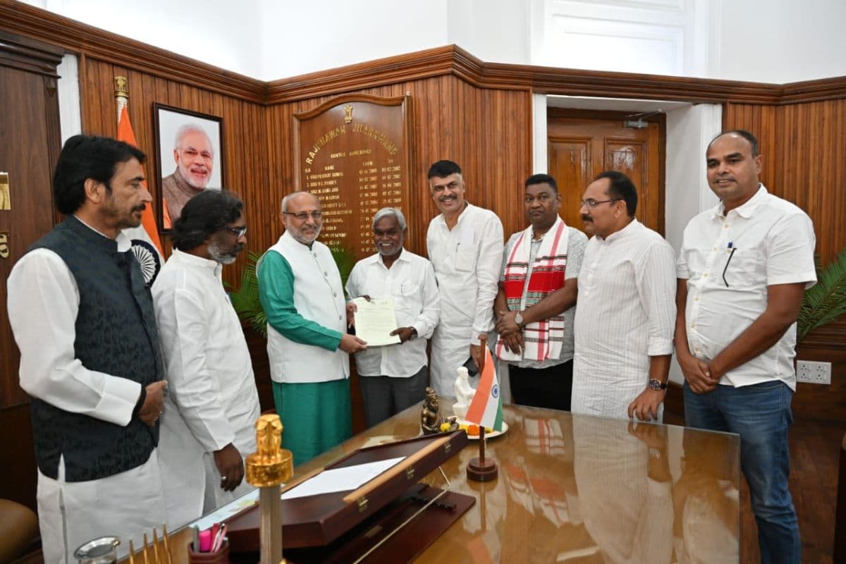Jharkhand Politics: रघुवर दास को छोड़ किसी मुख्यमंत्री ने पूरा नहीं किया अपना कार्यकाल, शिबू सोरेन केवल 12 दिन रहे सीएम