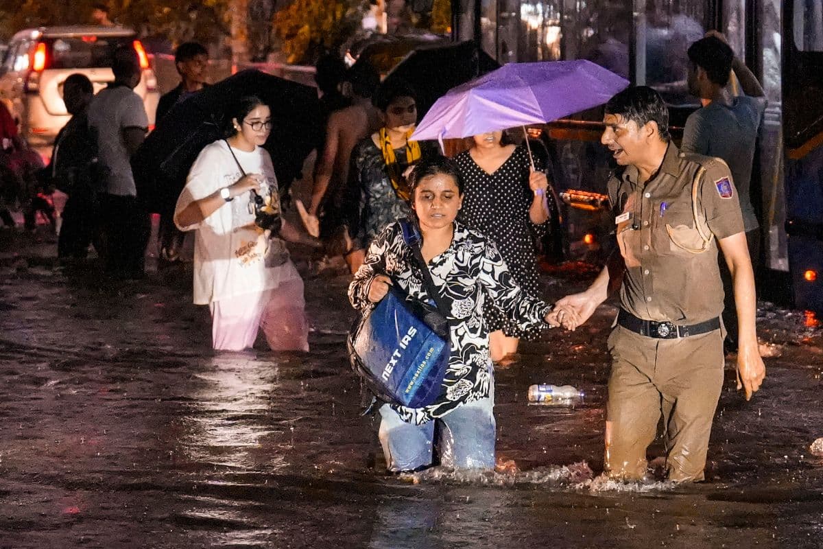 Delhi-NCR Heavy Rainfall: दिल्ली में एक घंटे में 100 MM से अधिक बारिश, मकान गिरे, गाड़ियां दबीं, कई के घायल होने की खबर