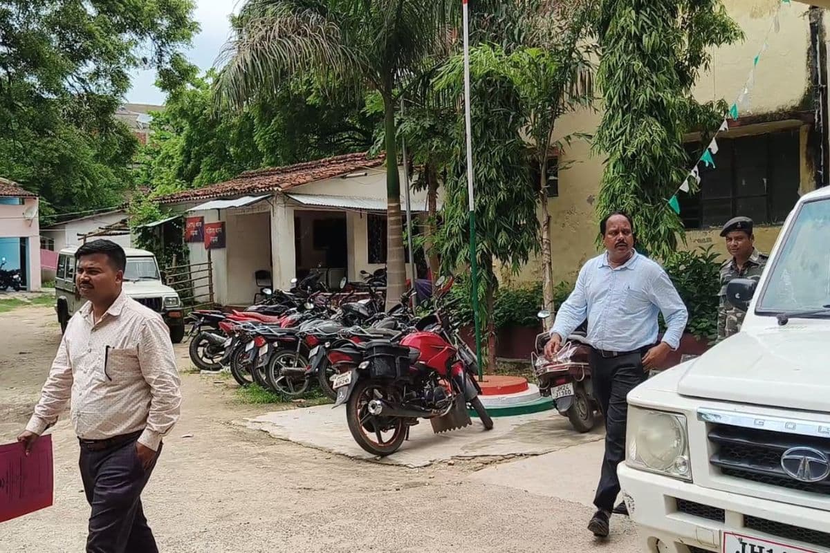 Tender Scam: गढ़वा पहुंची ईडी की टीम, चार्टर्ड एकाउंटेंट हृदयानंद तिवारी के आवास पर चिपकाया इश्तेहार