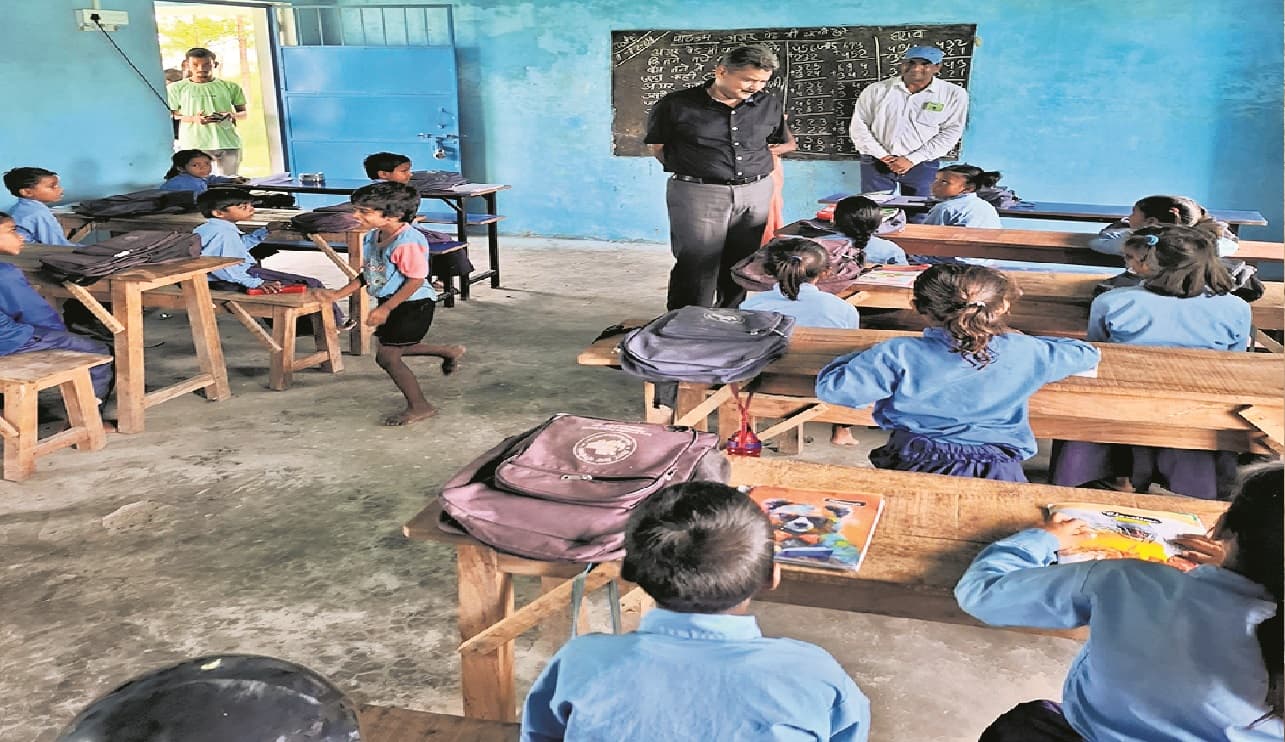 बिहार: शिक्षा मंत्री ने छात्रों से पूछा- स्कूल बैग किसने दिया, बच्चों ने दिए ये जवाब...