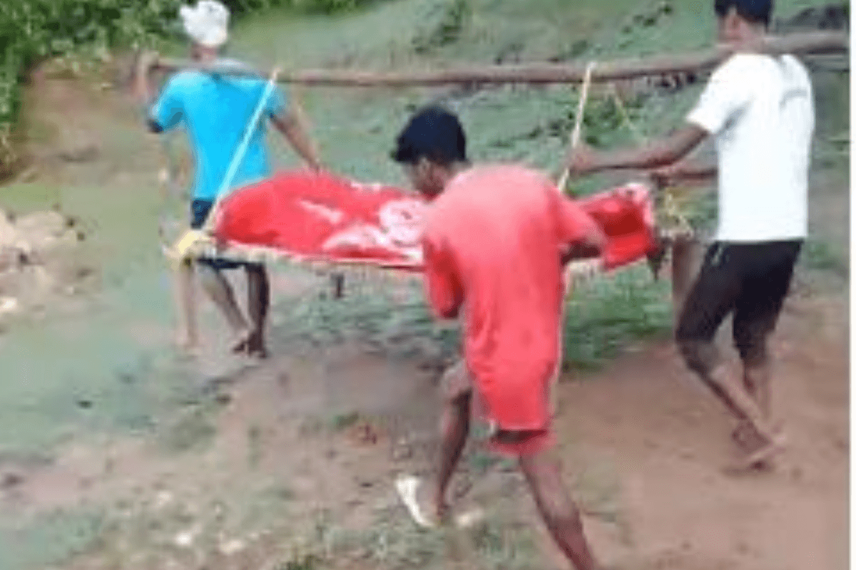 शर्मनाक! सड़क-एंबुलेंस के अभाव में खटिया पर ले जाना पड़ा अस्पताल, रास्ते में ही आदिवासी महिला ने तोड़ा दम