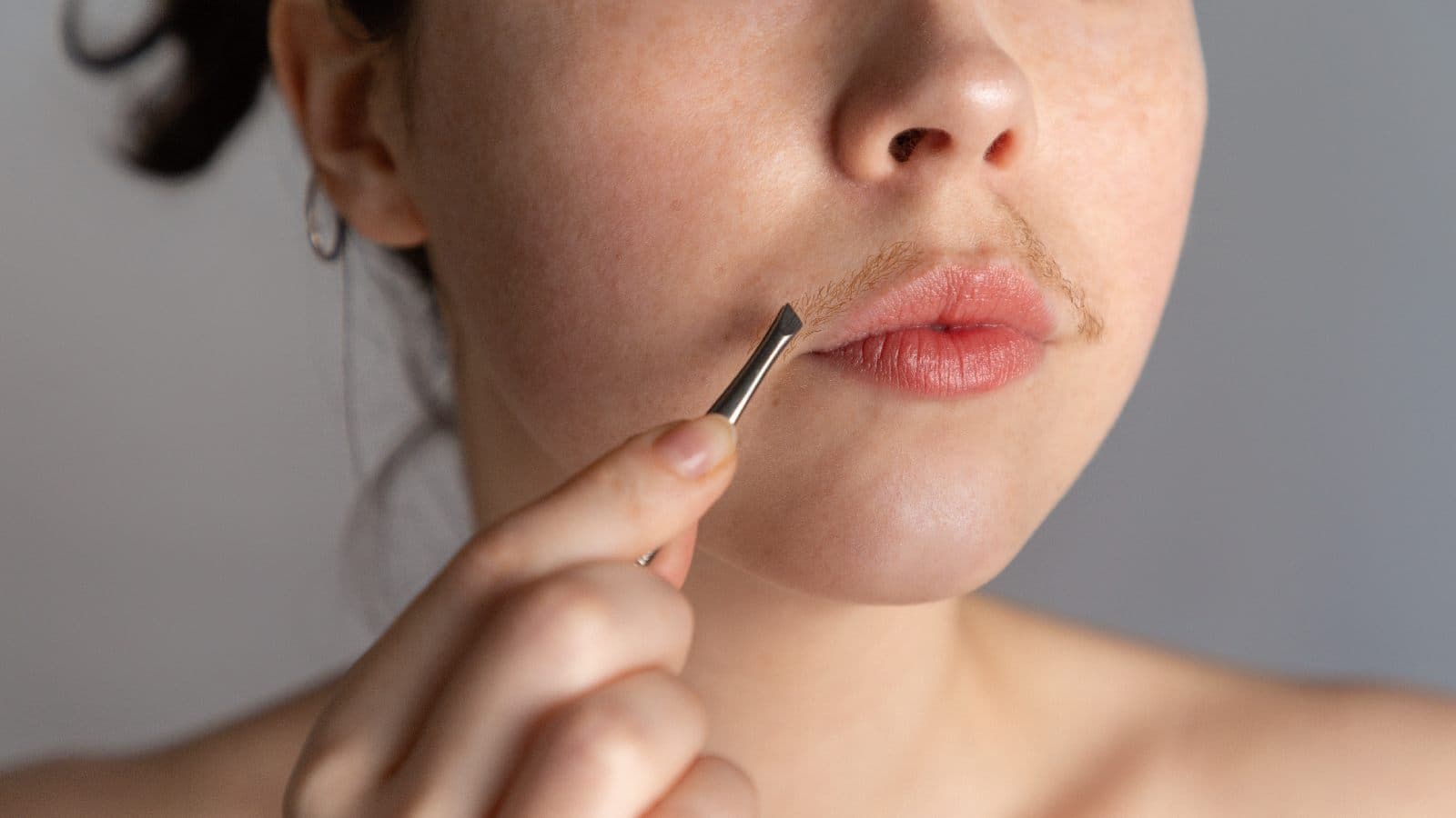 DIY facial hair removal : बिना वैक्सिंग और शेविंग किए हटा सकते है चेहरे के अनचाहे बाल, यहां है कुछ घरेलू नुस्खे