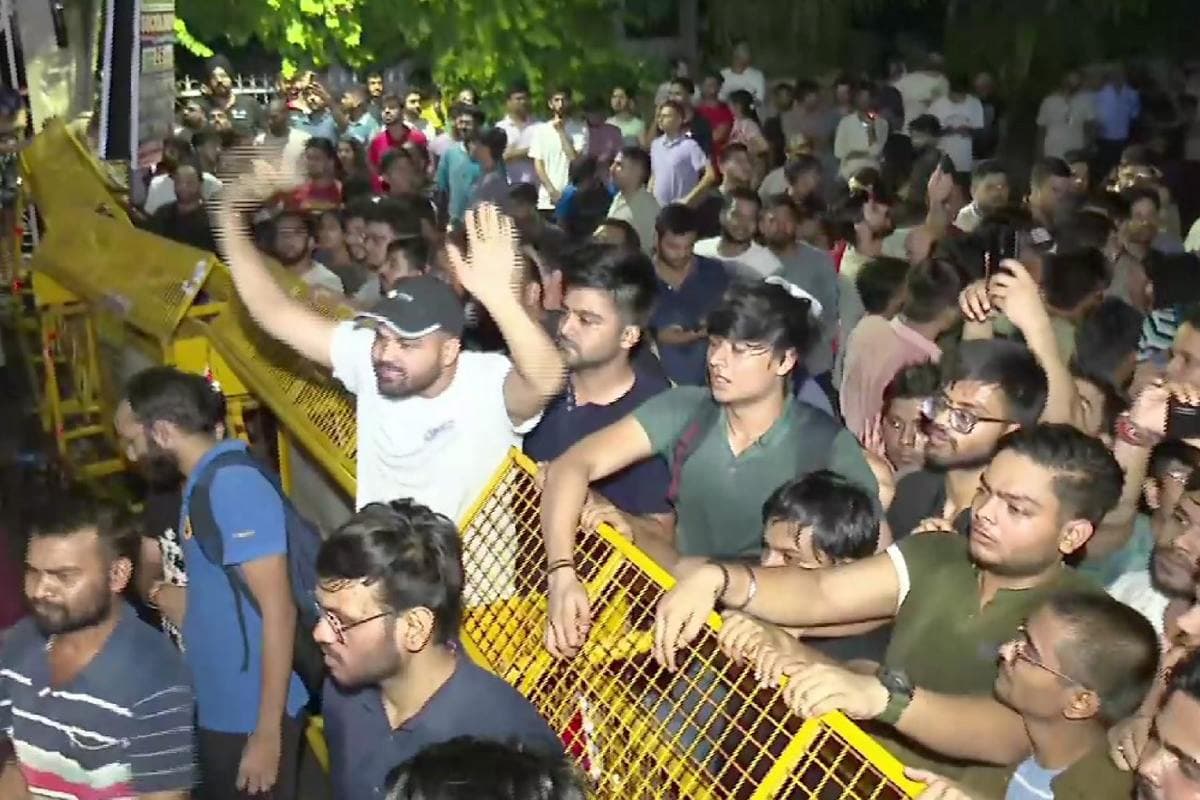 Delhi News: दिल्ली सरकार के खिलाफ छात्रों का प्रदर्शन, कोचिंग के बेसमेंट में पानी भरने से हुई 3 छात्रों की मौत