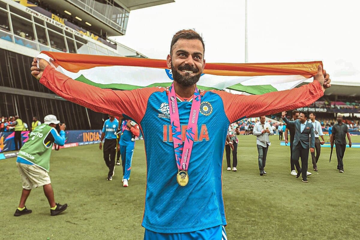 Virat Kohli:वायरल वीडियो में फैन ने  कोहली के मोबाइल वॉलपेपर पर नीम करोली बाबा की तस्वीर देखी