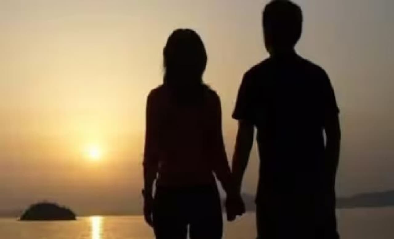 Love: अपनी मर्जी से घर से भागे हैं, केस नहीं कीजिए… 17 साल की किशोरी ने सोशल मीडिया पर डाला वीडियो