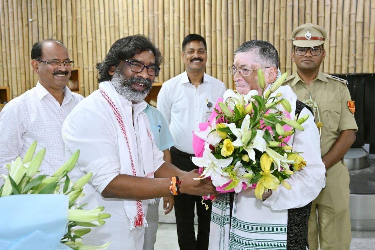 Jharkhand News: झारखंड के नए राज्यपाल संतोष गंगवार पहुंचे रांची, सीएम हेमंत सोरेन एवं स्पीकर समेत मंत्रियों ने किया स्वागत