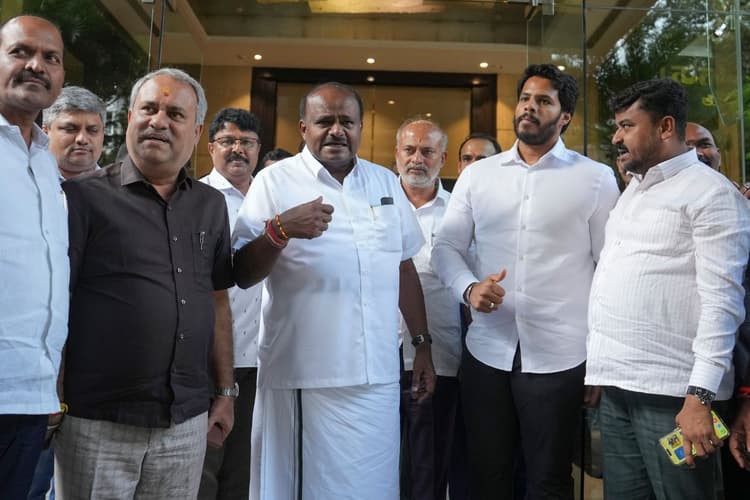 HD Kumaraswamy: एचडी कुमारस्वामी कर रहे थे प्रेस कॉन्फ्रेंस, अचानक नाक से बहने लगा खून, अस्पताल में भर्ती