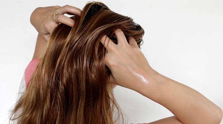 Hair Oiling Tips : बालों में ओइलिंग करते वक्त किन चीजों का ध्यान रखना चाहिए, जानिए