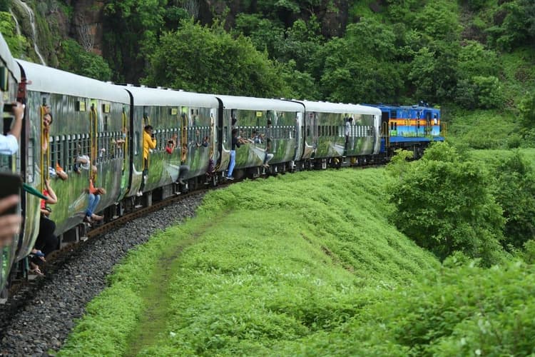 Indian Railway luggage Rules: चलती ट्रेन में सामान चोरी होने पर क्या करें
