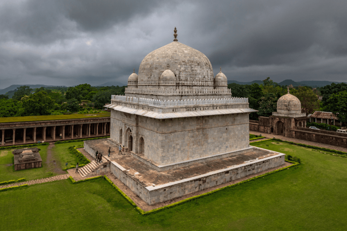 MP Tourism: भारत में संगमरमर की पहली इमारत है-होशंगशाह का मकबरा
