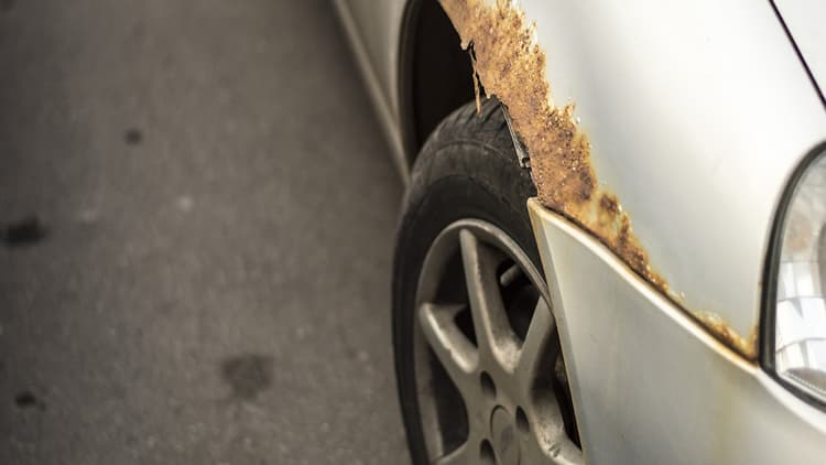 Car Rust: अगर बारिश के पानी से आपकी गाड़ी में लग गई है जंग, तो इन उपायों से उसे हटाएं