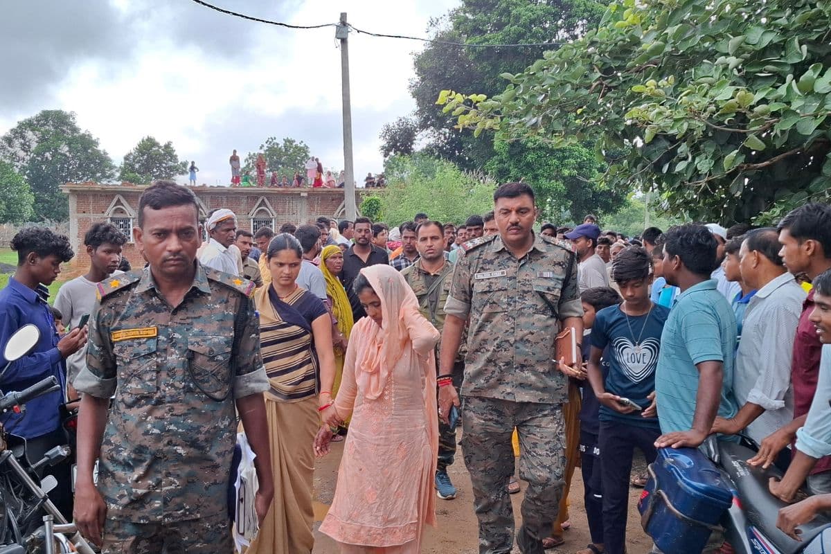 Jharkhand Crime: प्रेमी के साथ मिलकर पति को उतारा मौत के घाट, पत्नी को हिरासत में लेकर पूछताछ कर रही पुलिस