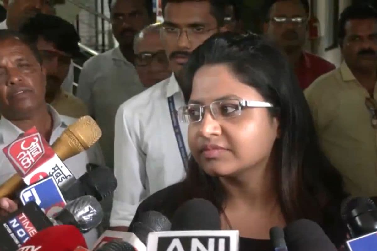 Maharashtra News: मनोरमा खेडकर के खिलाफ बड़ी कार्रवाई, पुलिस ने घर से जब्त की पिस्तौल और गोलियां