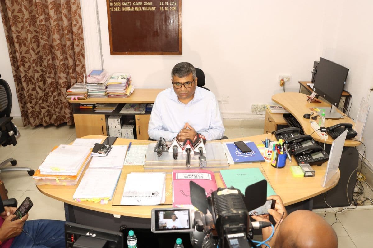 Naxal News: झारखंड के सारंडा जंगल से पांच किलो का आईईडी बम बरामद, आईजी एवी होमकर बोले-नक्सली बंद को लेकर पुलिस मुस्तैद