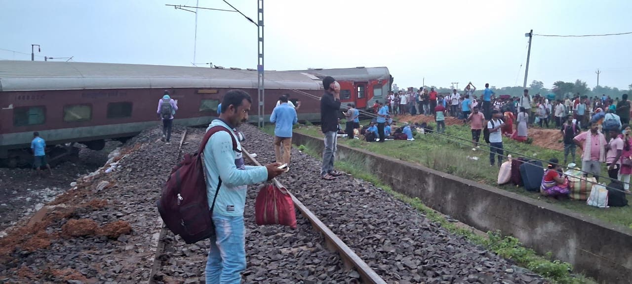 Train accident breaking : राजखरसावां के पास मुंबई मेल दुर्घटनाग्रस्त, कई यात्री घायल