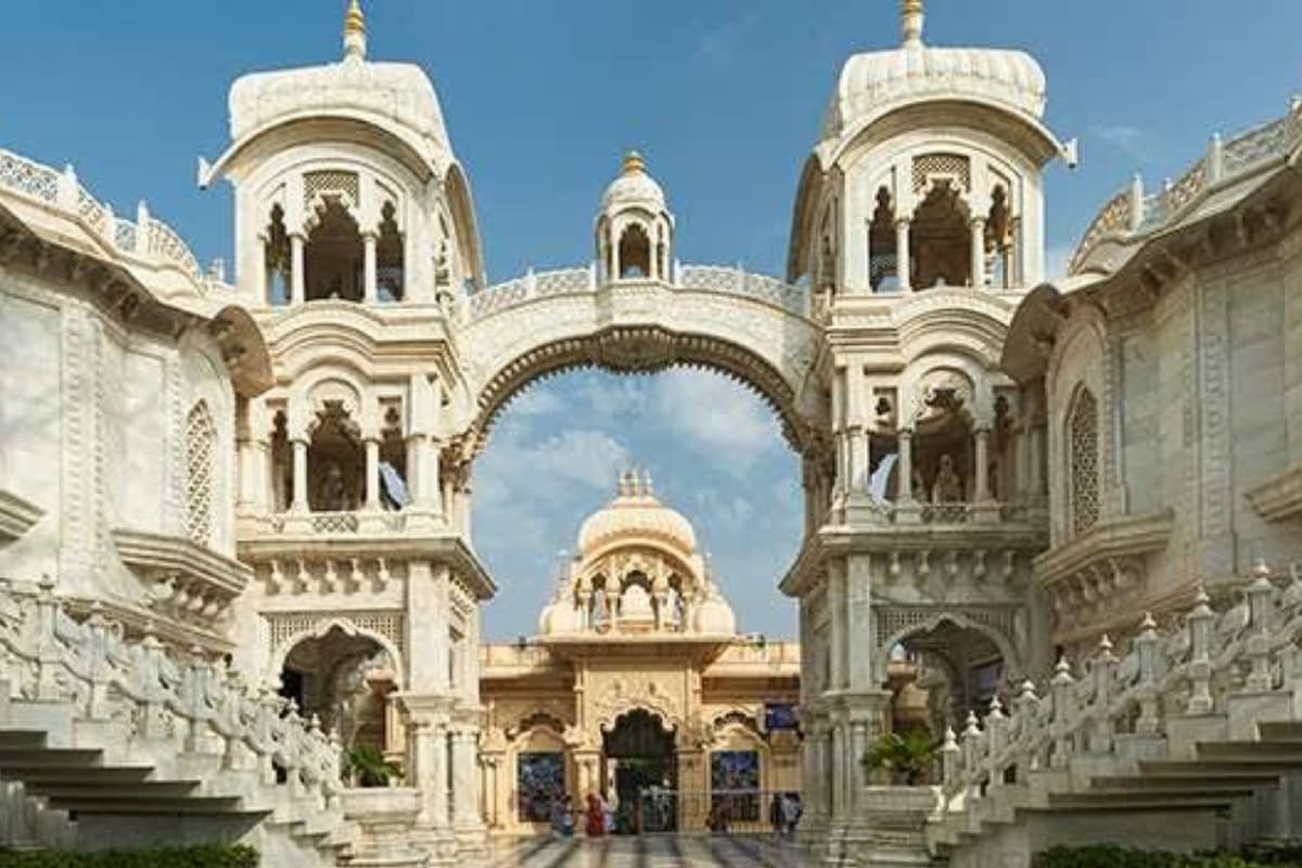 ISKCON Temple: कृष्ण चेतना को बढ़ाता है यह मंदिर