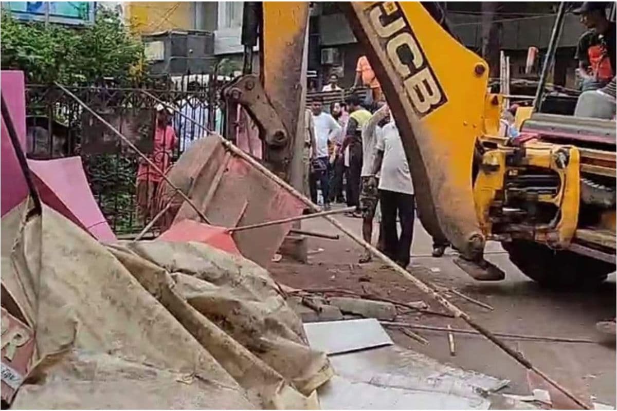 West Bengal : बर्दवान में अतिक्रमण पर चला पालिका का बुलडोजर