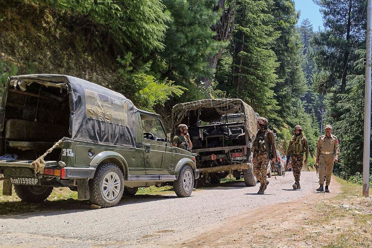 Jammu And Kashmir: सेना ने पुंछ में आतंकवादियों की घुसपैठ के प्रयास को किया नाकाम, एक जवान शहीद