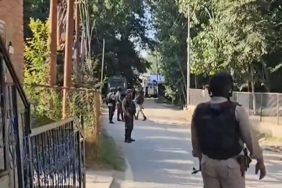 Jammu and Kashmir: जम्मू-कश्मीर में सुरक्षा बलों ने 4 आतंकवादियों को मार गिराया, एक जवान शहीद, ऑपरेशन जारी