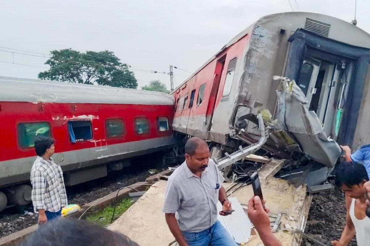 Jharkhand Train Accident : तड़के पौने चार बजे 22 डिब्बों वाली मुंबई-हावड़ा मेल के 18 डिब्बे धड़ाधड़ उतरे पटरी से, देखें तसवीर