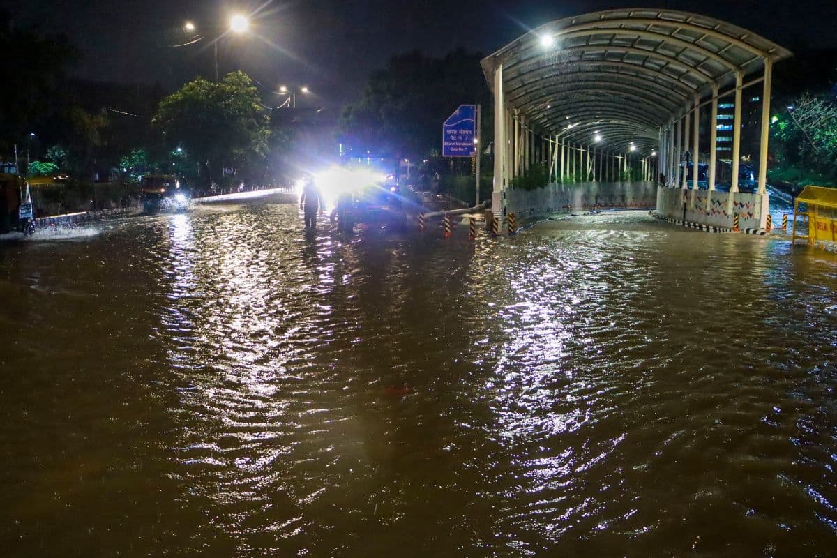 Kedarnath Cloud Burst: केदारनाथ में बादल फटने से भारी तबाही, होटल और पुलिया बहे, दो की मौत, स्कूल बंद