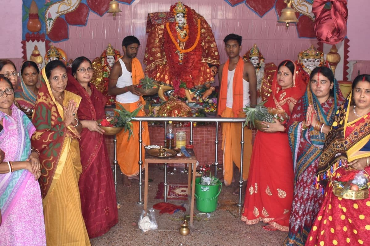 Jharkhand News: मां विपदतारिणी की पूजा को लेकर उत्साह, महिला श्रद्धालुओं ने पुत्रों को रक्षासूत्र बांधकर दिया आशीर्वाद
