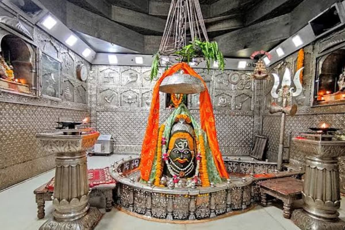 उज्जैन के महाकालेश्वर मंदिर के शंख द्वार पर भीषण आग, दमकल की तीन गाड़ियां मौके पर पहुंची