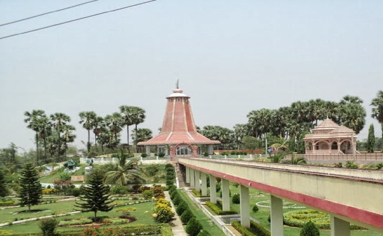 Guru Purnima: महर्षि मेंही आश्रम में संतों ने दिए प्रवचन, विभिन्न स्थानों से पहुंचे श्रद्धालु