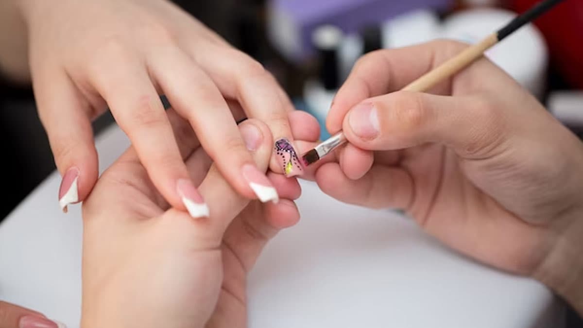 Hariyali Teej Beauty Tips : हरियाली तीज के खास अवसर पर घर पर ही करें हाथों का मैनीक्योर, यहां है कुछ आसान टिप्स