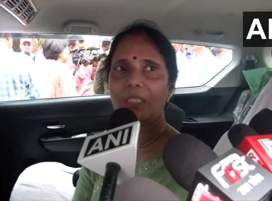 Rahul Gandhi: राहुल गांधी से मिलीं शहीद कैप्टन अंशुमान सिंह की मां और पिता, अग्निवीर योजना को बंद कराने की अपील