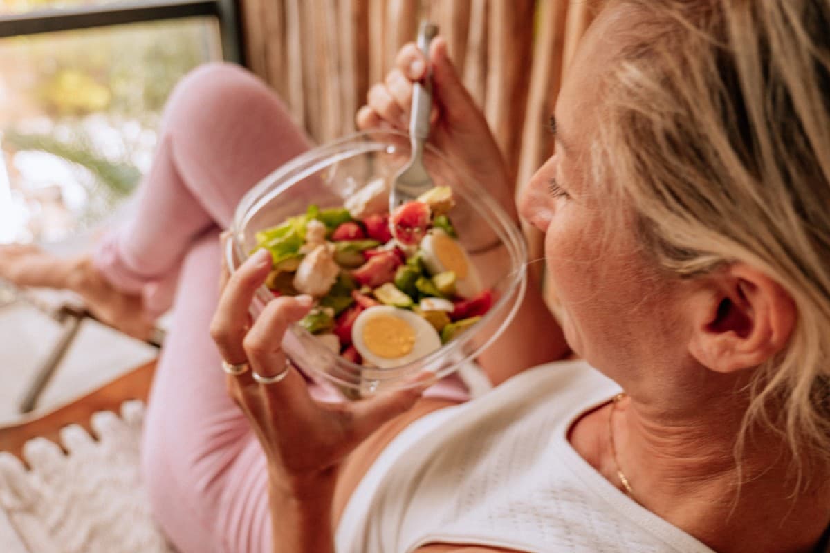 Menopause Fitness: 40 की उम्र के बाद पीरियड बंद होने पर महिलाओं को क्या खाएं चाहिए?