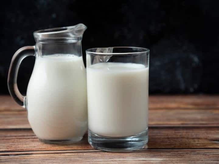 Milk Benefits : खड़े होकर दूध पीने से हड्डियों में आती है मजबूती, जानें अनूठे लाभ