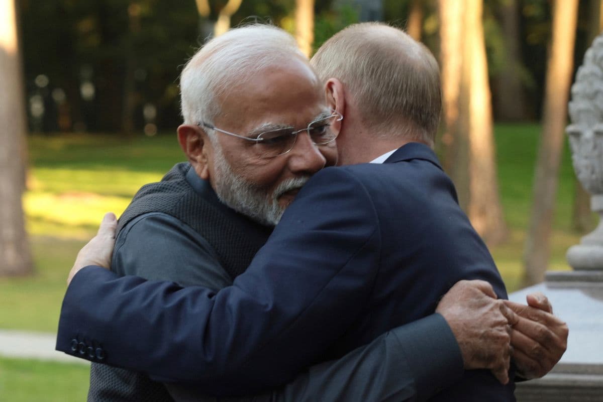 PM Modi Russia Visit: पीएम मोदी ने व्लादिमीर पुतिन को लगाया गले तो जेलेंस्की को लगी मिर्ची, कह दी बड़ी बात