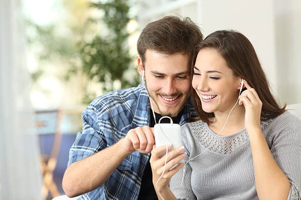 Personality Test :संगीत सुनने के अंदाज़ से जाने अपना स्वभाव, आप भी जानें
