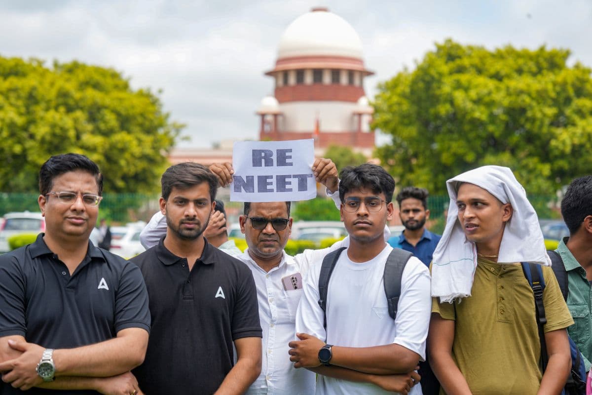 NEET-UG: विशेषज्ञों से मिली रिपोर्ट में कहा गया कि केवल एक सही जवाब था न कि दो