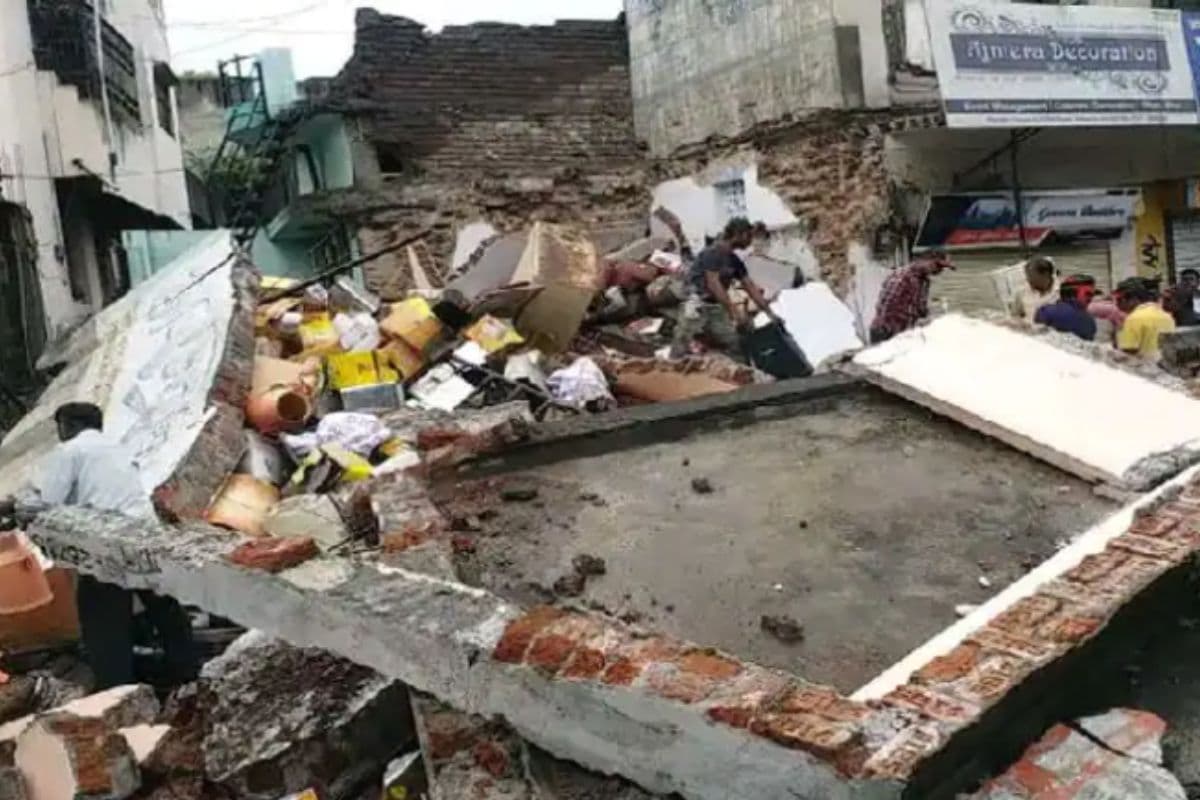Navi Mumbai में तीन मंजिला इमारत ढही, कई लोगों के फंसे होने की आंशका