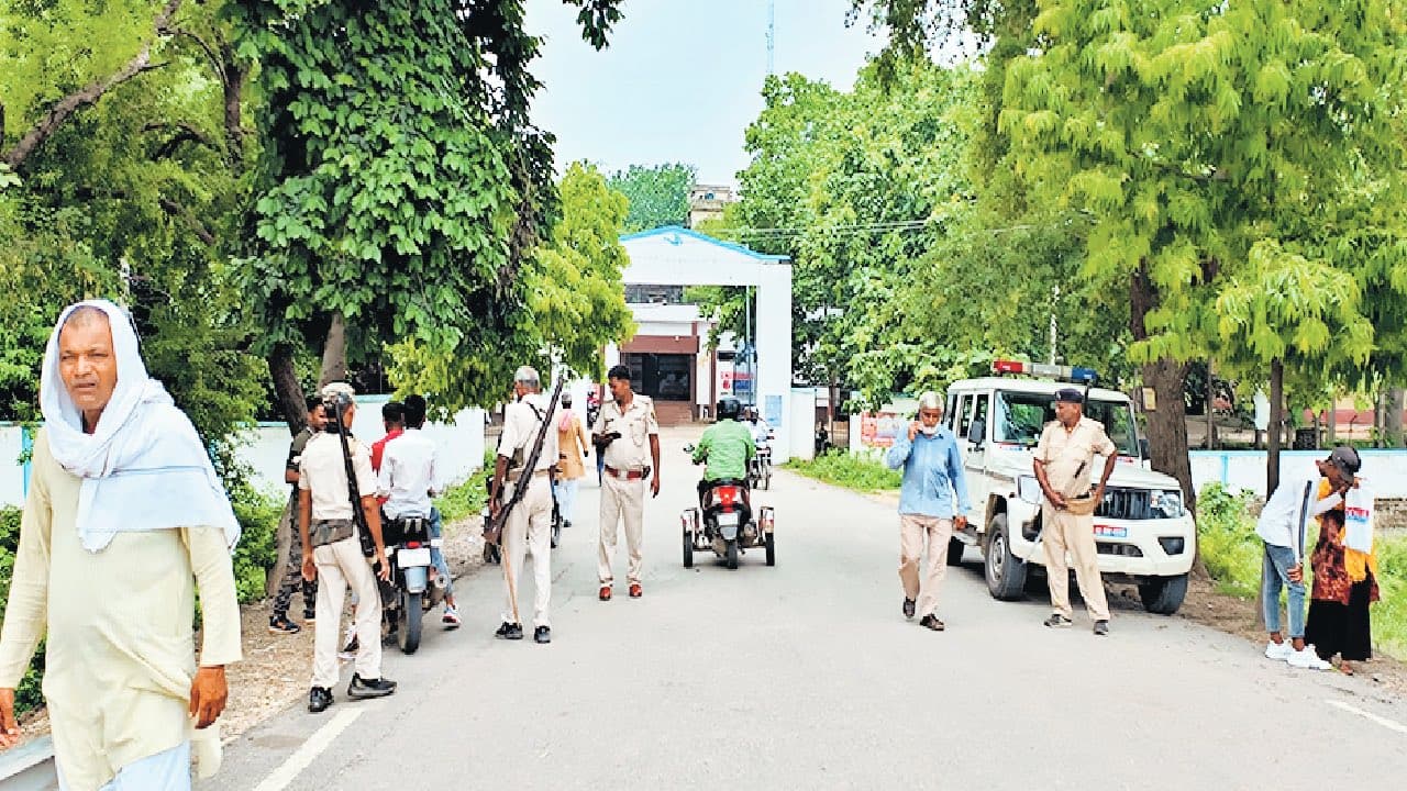 Gaya News: गोलीबारी की घटना के बाद शेरघाटी कोर्ट की बढ़ायी गयी सुरक्षा, पुलिस हुई चौकस कोर्ट के गेट पर आने-जाने वालों की जांच शुरू
